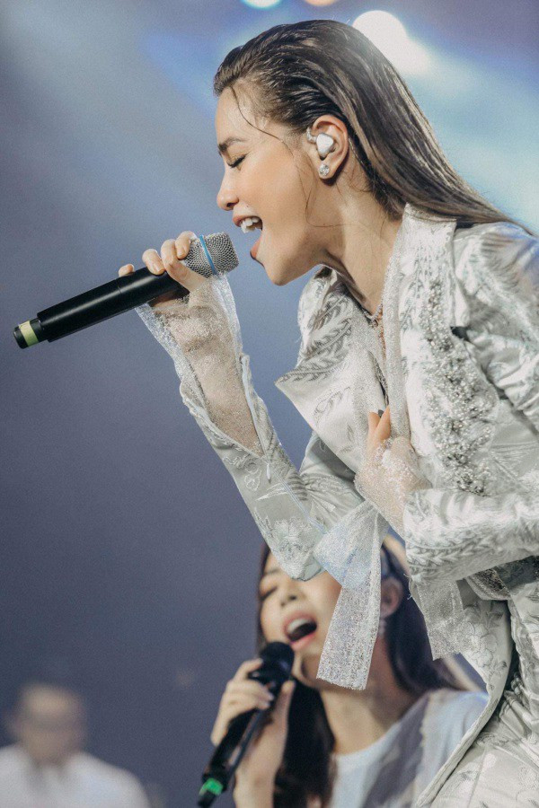 Các mẫu trang sức kim cương được Hồ Ngọc Hà lựa chọn thường đa dạng, kích thước lớn.