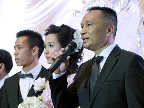 Cụ thể, bố vợ của hai cầu thủ nổi tiếng trên là ông Nguyễn Giang Đông - cựu Chủ tịch CLB Sài Gòn FC. Ông Giang Đông cũng là đại gia kinh doanh ô tô, xe máy, kinh doanh phụ tùng lâu năm ở Hà Nội. Ảnh: Internet.