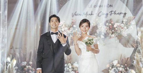 Mấy ngày nay, dư luận xôn xao trước tin cầu thủ Nguyễn Công Phượng âm thầm đính hôn vào tối ngày 3/6 tại một nhà hàng ở TP HCM. Ảnh: Giadinhxahoi.