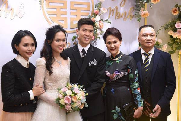 Trước đó, cầu thủ Duy Mạnh và Văn Quyết từng khiến nhiều fan ngưỡng mộ khi gia đình vợ nổi tiếng giàu có và gia thế thuộc diện “khủng” ở Hà Nội. Ảnh: Giadinhxahoi.