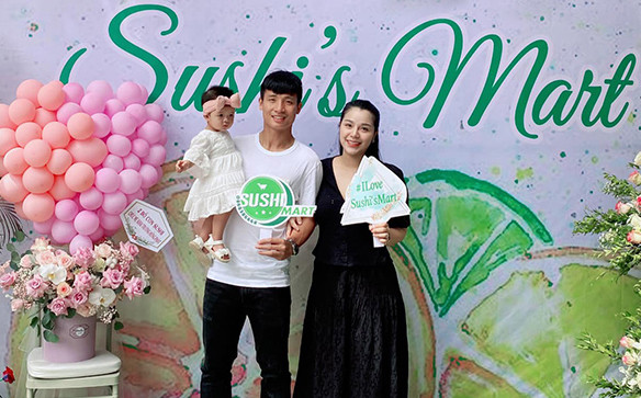 Ngày 6/6 vừa qua, bà xã trung vệ Bùi Tiến Dũng khai trương một siêu thị mini tại thành phố Bắc Ninh. Siêu thị được đặt tên theo cô con gái đầu lòng của cặp đôi là Sushi. Ảnh: FBNV