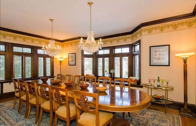 Phòng ăn sang trọng với bàn lớn. Căn nhà với 7 phòng ngủ, 5 phòng tắm hiện được rao bán với giá 4 triệu USD.