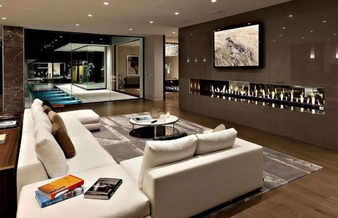 Vì không có thời gian tháo dỡ đồ đạc, Low đã để lại hầu hết mọi thứ trong dinh thự của mình.