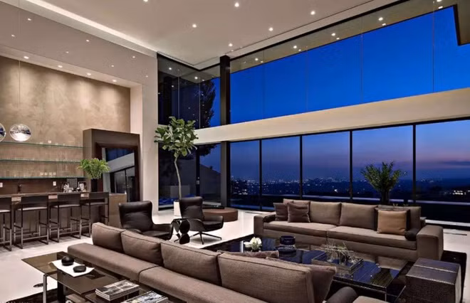 Theo cáo trạng, Low bị buộc tội rửa tiền hàng tỷ USD qua các hoạt động phi pháp. Sau khi Low trốn khỏi Mỹ, chính quyền liên bang đã tịch thu và rao bán biệt thự. Bất động sản có 6 phòng ngủ, 7 phòng tắm được bán vào năm ngoái với giá 18,5 triệu USD, thấp hơn nhiều so với mức giá đề nghị 24,5 triệu USD và chưa bằng một nửa số tiền Low trả để mua nó vào năm 2012.