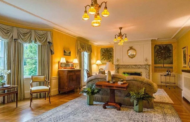 Kiếm tiền dễ dàng từ mạng lưới lừa đảo, Ponzi thuê nhiều nhân viên phục vụ trong căn nhà và không tiếc tiền chi cho nội thất xa xỉ, từ giấy dán tường bằng lụa cho tới điều hòa không khí, bể bơi nước nóng. Tuy nhiên, Ponzi chẳng có nhiều cơ hội tận hưởng sự xa hoa của căn nhà bởi không lâu sau khi mua, ông đã bị tuyên án 14 năm tù vì tội lừa đảo. dinh thu xa xi cua cac