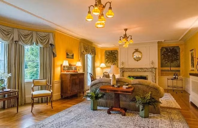 Kiếm tiền dễ dàng từ mạng lưới lừa đảo, Ponzi thuê nhiều nhân viên phục vụ trong căn nhà và không tiếc tiền chi cho nội thất xa xỉ, từ giấy dán tường bằng lụa cho tới điều hòa không khí, bể bơi nước nóng. Tuy nhiên, Ponzi chẳng có nhiều cơ hội tận hưởng sự xa hoa của căn nhà bởi không lâu sau khi mua, ông đã bị tuyên án 14 năm tù vì tội lừa đảo. dinh thu xa xi cua cac