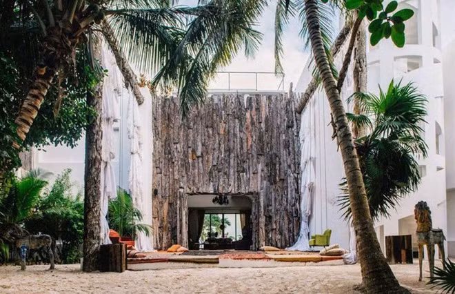 Đây là nơi gã trùm ma túy trú ẩn. Nằm tách biệt, dinh thự trước biển này còn được xây tường chống đạn và được bảo vệ nghiêm ngặt. Dù chi không ít tiền để bảo vệ an toàn cho bản thân, Escobar bị bắn chết tại quê nhà Medellín, Colombia vào tháng 12/1993.