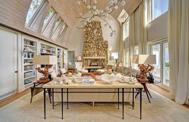 Dinh thự có thiết kế mái vòm độc đáo. Trong ảnh là phòng khách với lò sưởi bằng đá cao 10 m.