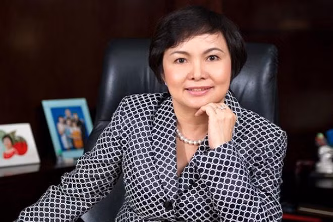 Nữ doanh nhân này cũng được gọi với cái tên "người đàn bà thép" vì khi hai biến cố cuộc đời là "giấy báo tử" về căn bệnh ung thư và người chồng trụ cột gia đình vướng vòng lao lý không quật ngã được bà. Ảnh: Dân Việt.