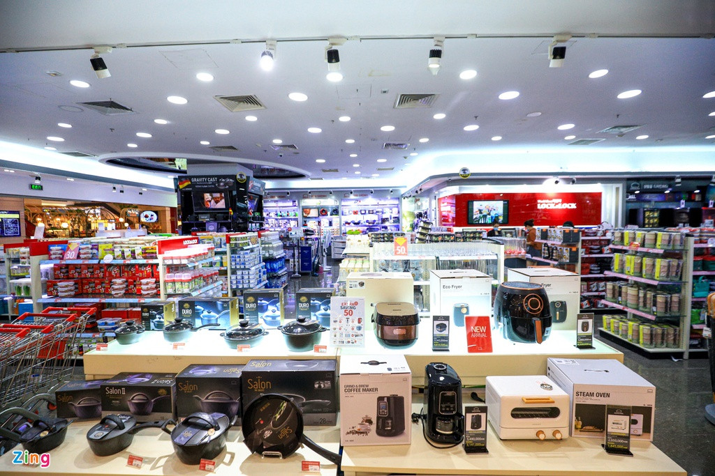 Các gian hàng mỹ phẩm và đồ gia dụng hầu như không có khách hàng.