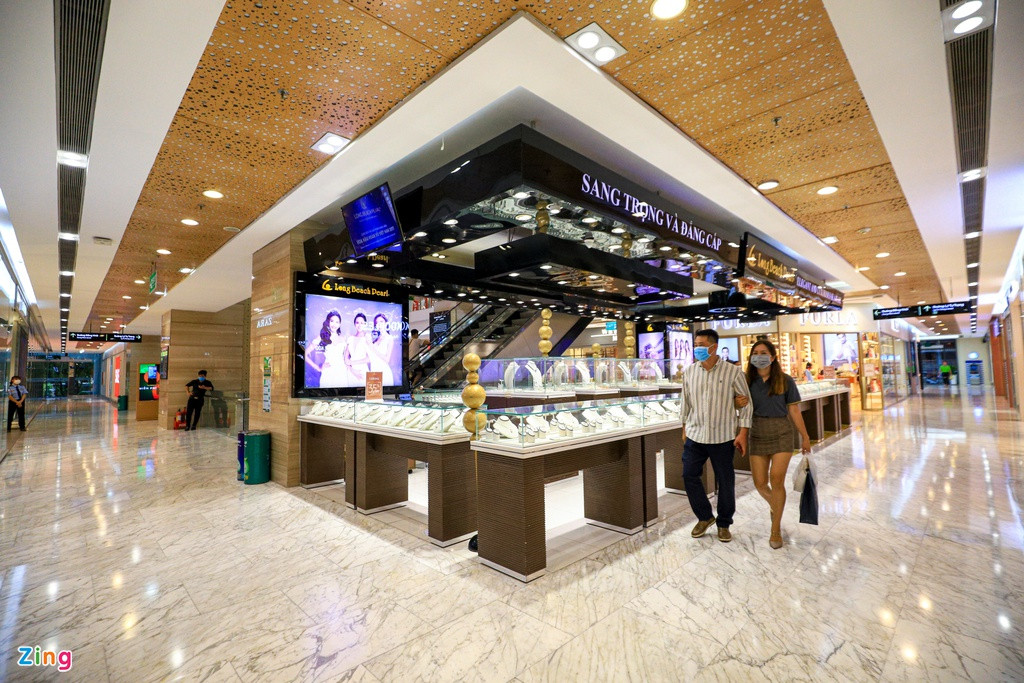 Phần lớn các gian hàng như thời trang, phụ kiện, gia dụng và ẩm thực... đều mở cửa hoạt động trở lại.