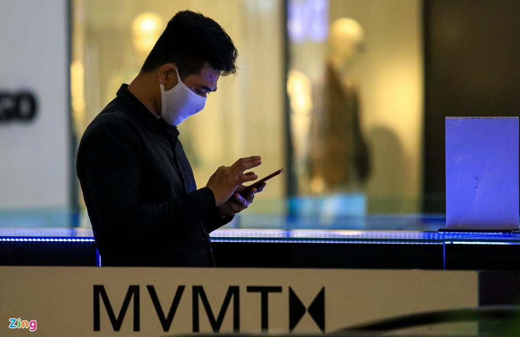 Nhân viên bán hàng chủ yếu lướt smartphone để giết thời gian.