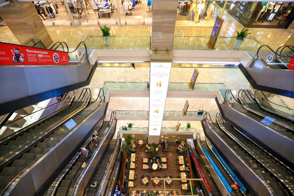 Ngày 23/4, các trung tâm thương mại tại TP.HCM đã đi vào hoạt động. Vào lúc 18h cùng ngày, khu vực sảnh trung tâm của Vincom Đồng Khởi vốn tấp nập người qua lại nay chỉ còn lác đác vài khách hàng.