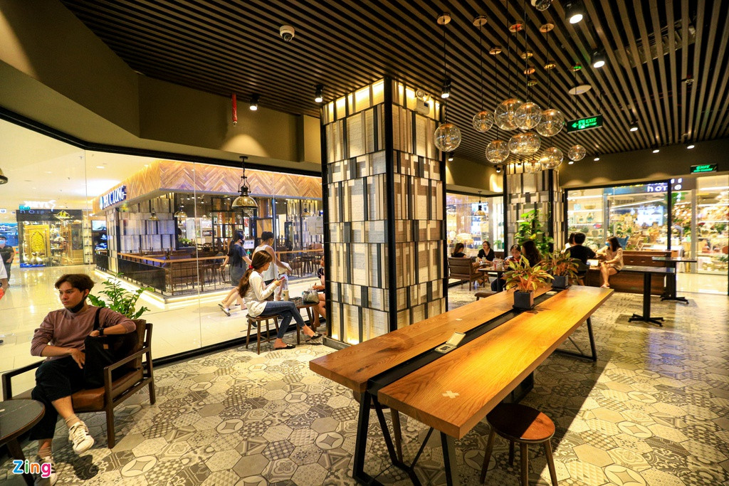 Một thương hiệu trà sữa khá nổi tiếng được giới trẻ ưa thích cũng chỉ có vài người ngồi.