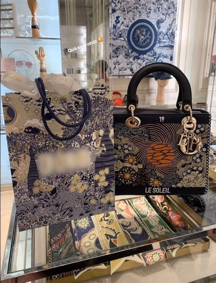 Đây không phải là chiếc túi hàng hiệu đầu tiên Quỳnh Anh sở hữu. Cô nàng có hẳn bộ sưu phụ kiện đắt đỏ khiến fan ngưỡng mộ. Cuối năm 2019, Quỳnh Anh khoe quà sinh nhật sớm nhận được từ người yêu là chiếc túi mới ra mắt của thương hiệu Christian Dior, có giá khoảng 6.000 USD (hơn 138 triệu đồng).