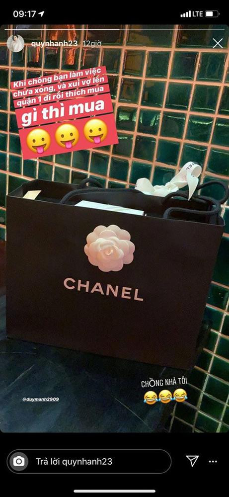 Cô từng khoe trên trang cá nhân được chồng động viên đi mua hàng hiệu: "Khi chồng bạn làm việc chưa xong và xui vợ lên Quận 1 đi rồi thích mua gì mua. Chồng nhà tôi".