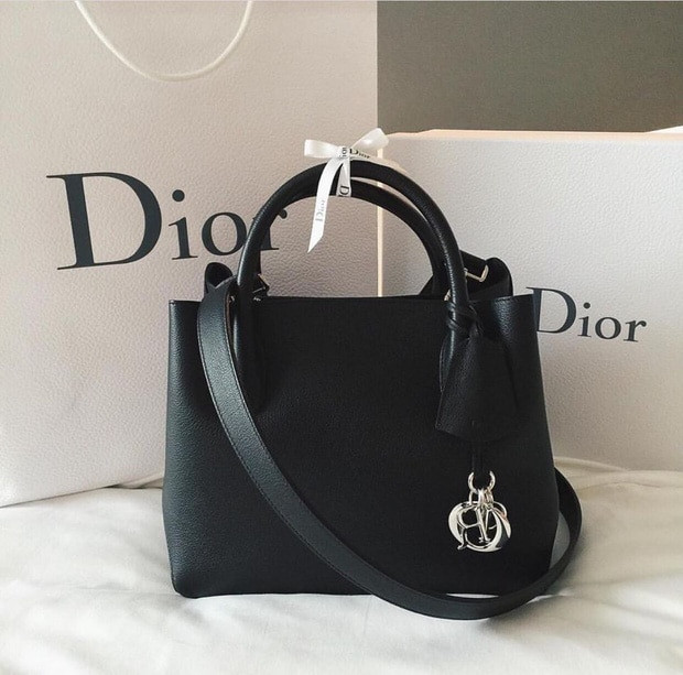 Một chiếc túi hàng hiệu Dior khác của bà xã Duy Mạnh.