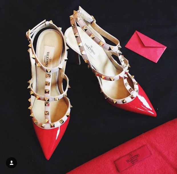 Giày đinh tán mũi nhọn có giá hơn 22 triệu đồng.