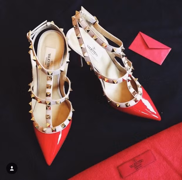 Giày đinh tán mũi nhọn có giá hơn 22 triệu đồng.