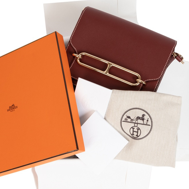 Mẫu túi đó chính là Hermès Roulis, có giá dao động từ 7.000-13.000 USD tuỳ kích cỡ.