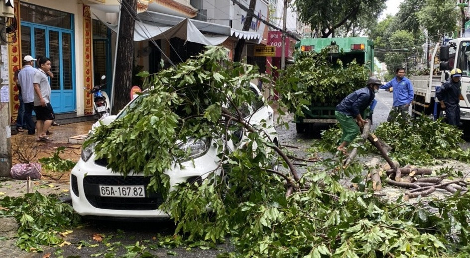 Anh huong bao so 2: Mua giong lam toc mai, xieu veo 17 can nha o Can Tho