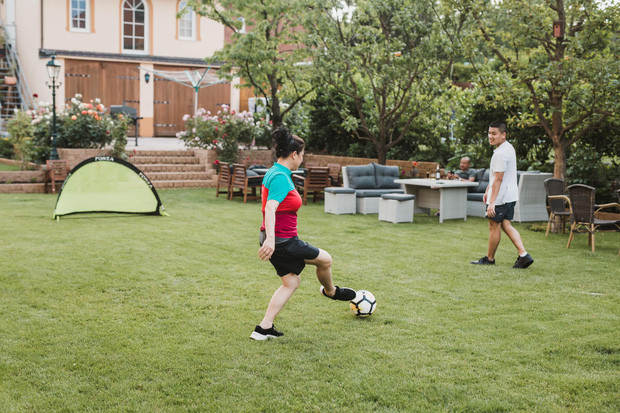 Một góc sân vườn được trải cỏ làm không gian vui chơi của gia đình.