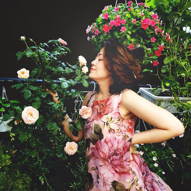 Khu vực ban công được Shark Phi trồng đủ các loại hoa, rực rỡ sắc màu. Nguồn ảnh: FBNV.