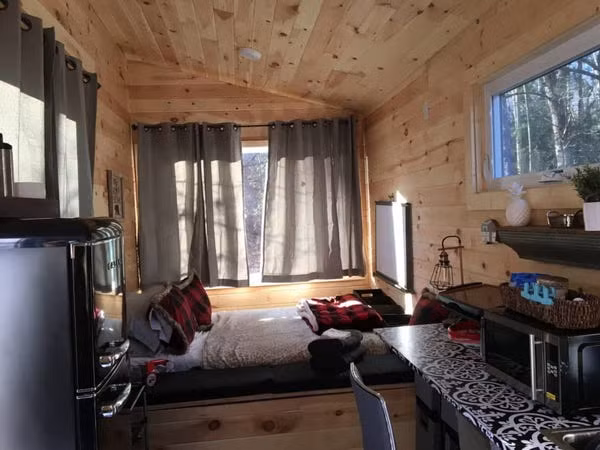 Bên cạnh chỗ ngủ, căn nhà còn có tủ lạnh, bếp nấu thịt nướng ngoài trời.