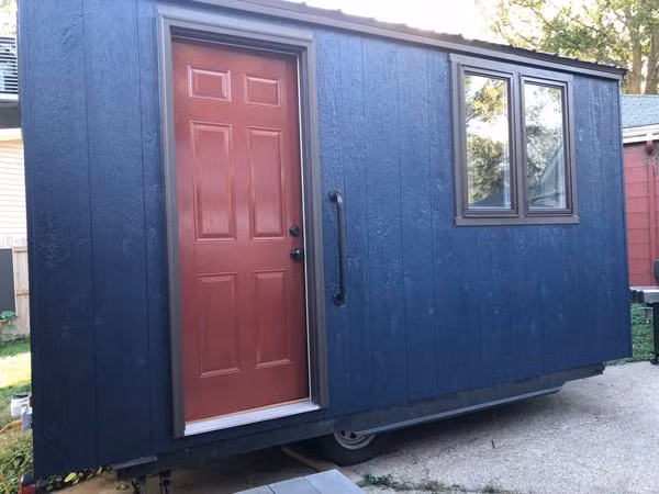 Ngôi nhà 7,3m2 thích hợp cho các chuyến đi chơi này cũng được rao với giá 10.000 USD.