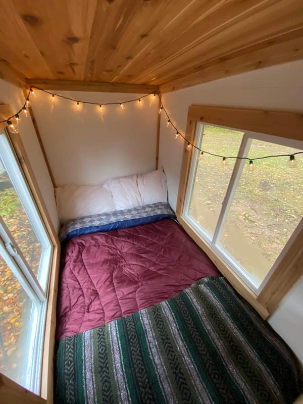 Bên trong nhà bao gồm khu vực bếp nhỏ, chiếc ghế dài có thể gập xuống thành chiếc giường cho 2 người ngủ.