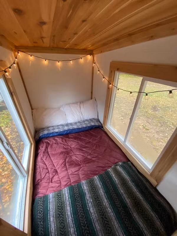 Bên trong nhà bao gồm khu vực bếp nhỏ, chiếc ghế dài có thể gập xuống thành chiếc giường cho 2 người ngủ.