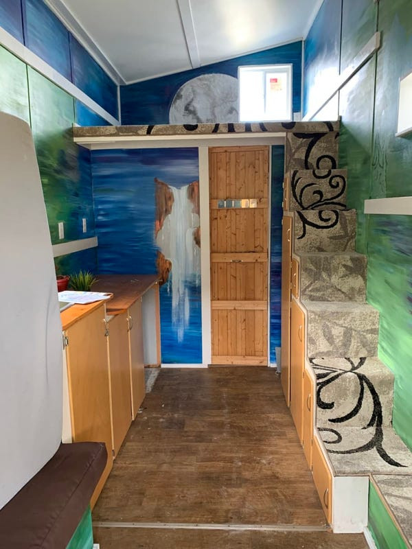 Ngoài chỗ nấu nướng, nhà còn có phòng tắm và một chỗ ngủ trên gác xép.