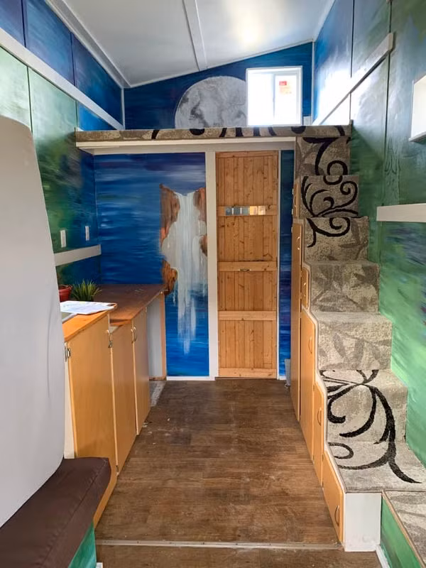 Ngoài chỗ nấu nướng, nhà còn có phòng tắm và một chỗ ngủ trên gác xép.