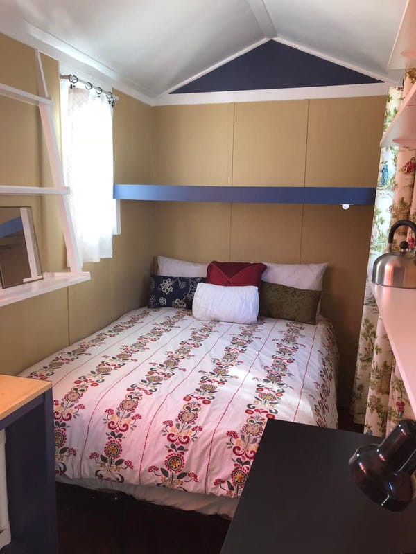 Ngoài chỗ ngủ ấm cúng, trong nhà còn có phòng tắm rất sạch sẽ.