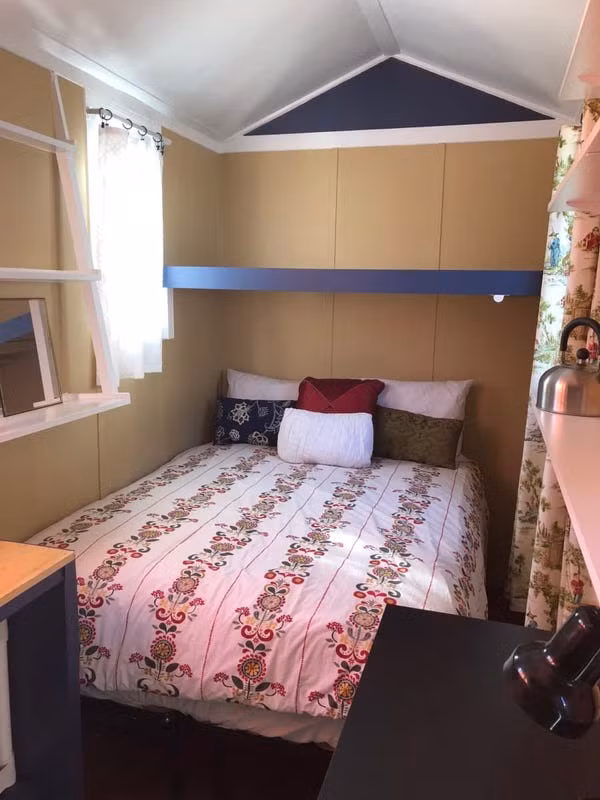 Ngoài chỗ ngủ ấm cúng, trong nhà còn có phòng tắm rất sạch sẽ.