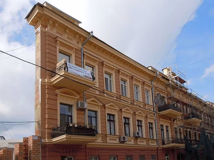 Ngôi nhà "Witch House" ở Odessa (Ukraine) còn được gọi là "Ngôi nhà tường" và "Ngôi nhà phẳng" vì có vẻ như nó chỉ có một mặt tiền. Phần lớn những thông tin về lịch sử xây nhà đều đã bị thất lạc.