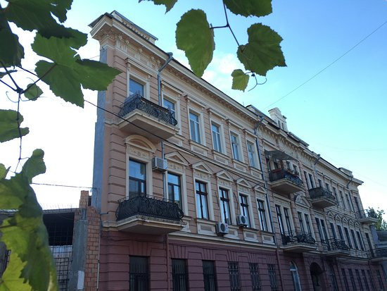 Có thông tin cho rằng tòa nhà "siêu mỏng" được tạo ra để tiết kiệm chi phí. Một giả thuyết khác lại cho rằng do không có đủ đất để xây như một tòa nhà bình thường.