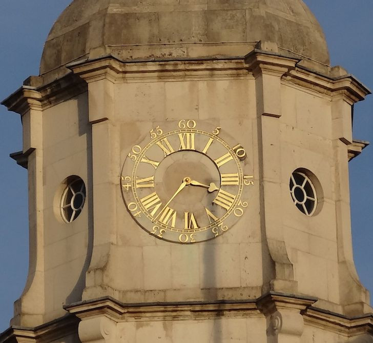 Những vị khách du lịch tinh ý có thể nhìn thấy một số đốm đen kỳ lạ ngay tại mốc 2 giờ trên tháp đồng hồ Horse Guards (London). Vết đen trên mặt đồng hồ không phải là bụi bẩn hay nấm mốc. Nó đánh dấu thời điểm hành quyết Vua Charles I, gần nơi này vào ngày 30 tháng 1 năm 1649, lúc 2 giờ chiều. Nguồn ảnh: Brightside Video: Chiêm ngưỡng toà nhà bằng gỗ cao nhất thế giới. Nguồn: VTC14