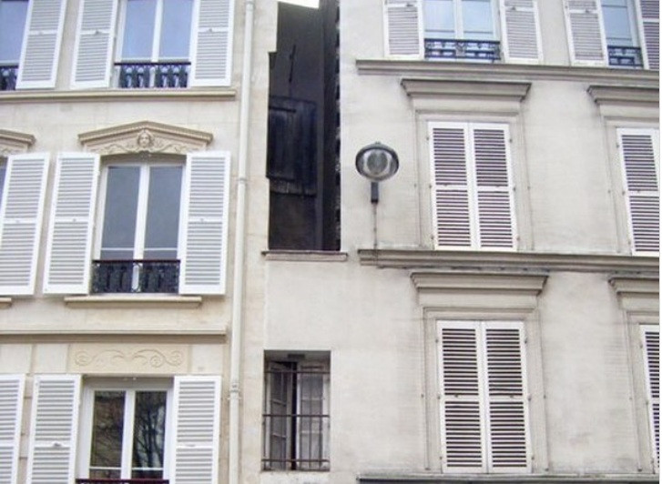 Ngôi nhà nhỏ nhất ở Paris (Pháp) có chiều rộng chỉ bằng một tấm nệm cỡ lớn. Trước kia, nó là xưởng đóng giày còn ngày nay nó là căn nhà có lối vào riêng biệt.