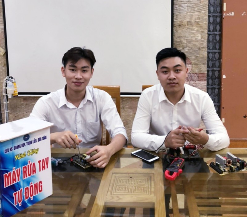 Nam sinh Phu Tho che tao may rua tay tu dong phong chong COVID-19