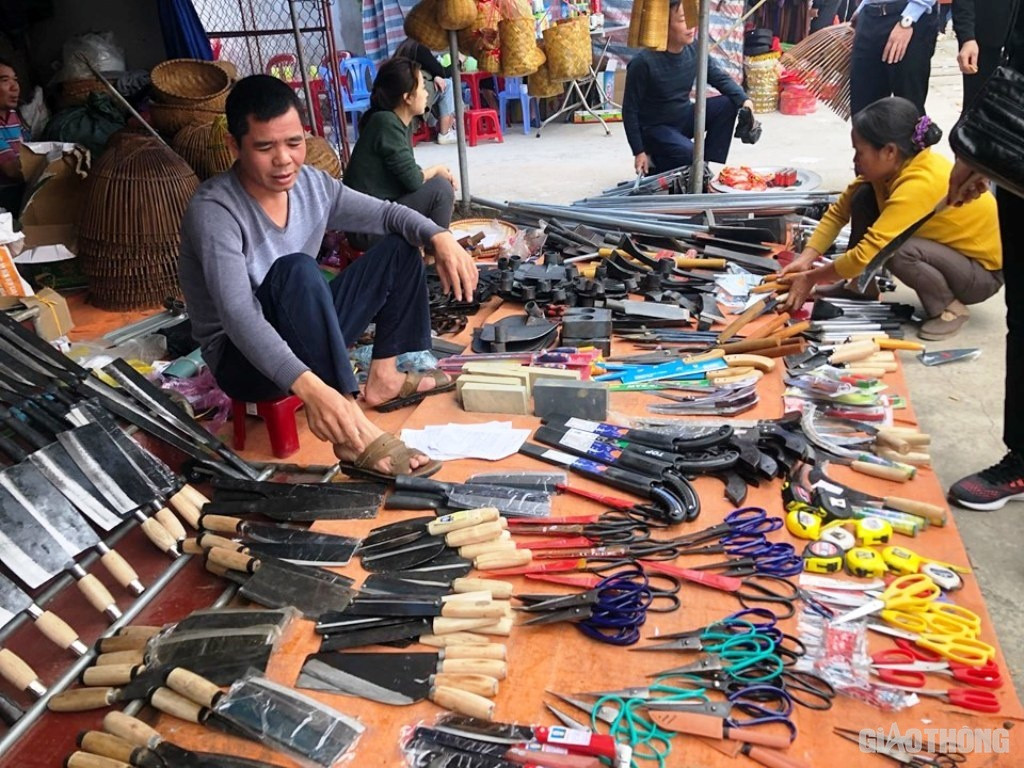 Gia gui xe “tren troi” o cho Vieng-Hinh-2