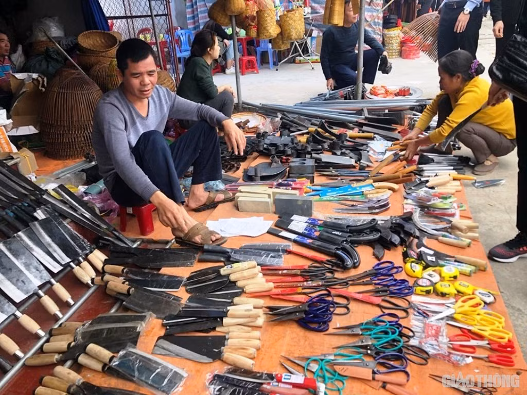 Gia gui xe “tren troi” o cho Vieng-Hinh-2