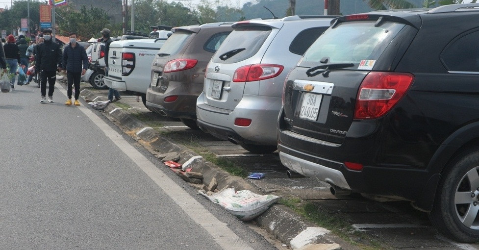 Gia gui xe “tren troi” o cho Vieng-Hinh-3