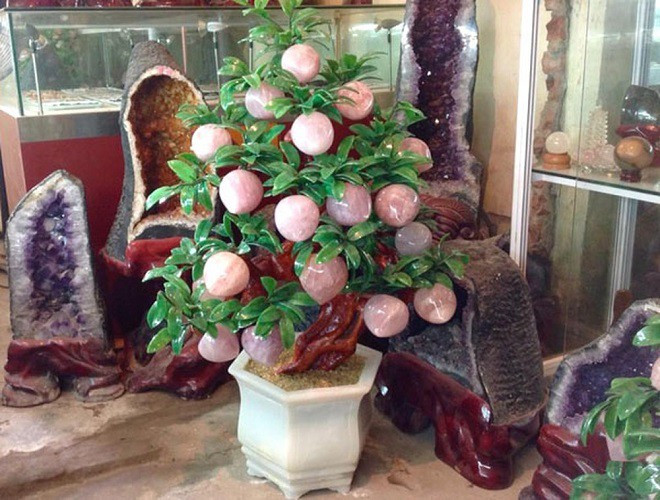 Đào tiên bằng đá quý có giá lên đến 100 triệu đồng cũng đang trở thành trào lưu chơi cây phong thủy mới mẻ trong dịp Tết. Ảnh: Anninhthudo.