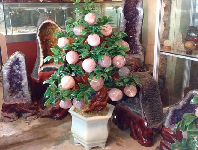 Đào tiên bằng đá quý có giá lên đến 100 triệu đồng cũng đang trở thành trào lưu chơi cây phong thủy mới mẻ trong dịp Tết. Ảnh: Anninhthudo.