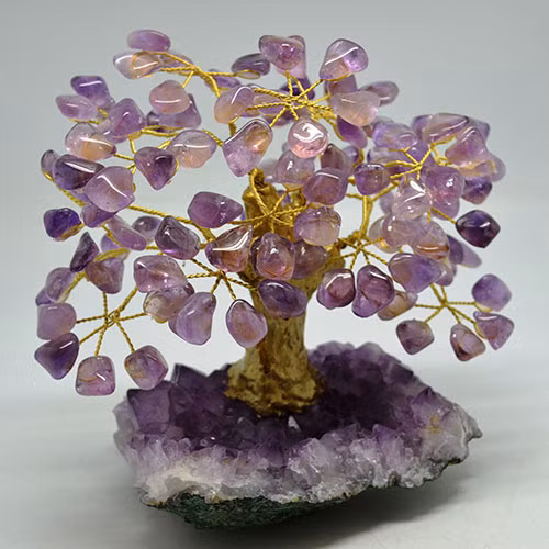 Ngoài đào tiên còn có nho cảnh bằng đá quý. Loại cây này được các "đại gia" chú ý vì nó không chỉ mang ý nghĩa phong thủy cầu tài lộc mà còn thể hiện đẳng cấp. Ảnh: Anninhthudo.