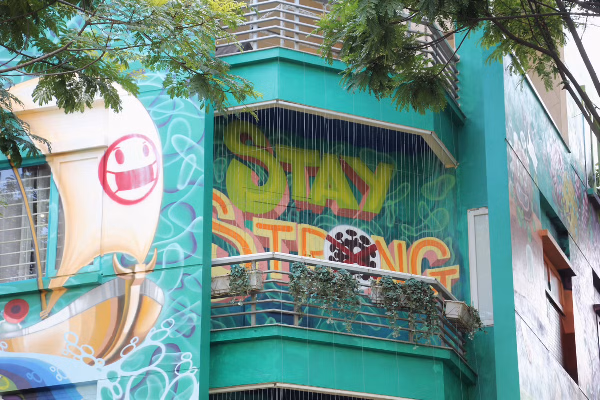 Qua thông điệp “Stay strong – Let’s stay home”, tác phẩm nghệ thuật cổ động toàn dân thực hiện tốt công tác giãn cách xã hội, cùng nhau đẩy lùi dịch Covid...