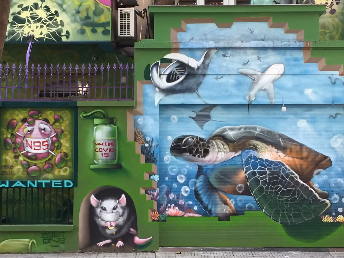 Hay một vài hình ảnh ngộ nghĩnh khác ở phía góc tường.