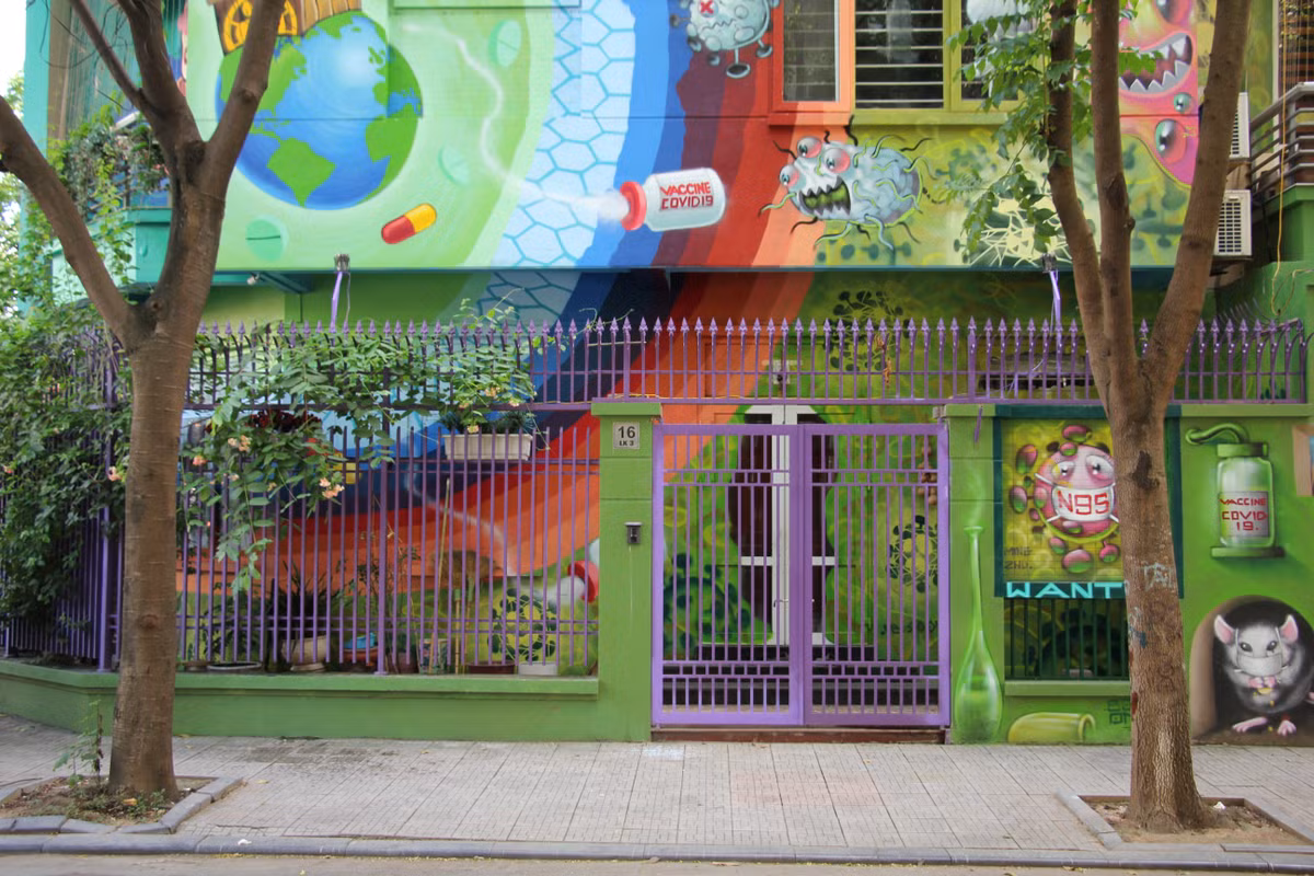 Mặc dù nằm ở khu vực góc khuất ngã ba nhưng không khó để có thể thấy được căn biệt thự.