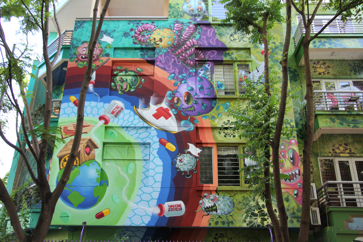 Chỉ cần nhìn qua người xem cũng dễ dàng hình dung được những thông điệp mà bức tranh muốn hướng tới.